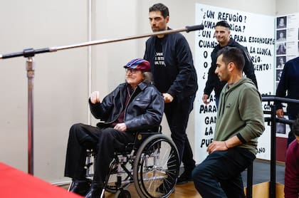 Charly García durante su ingreso a la Facultad de Filosofía y Letras de la UBA para recibir su diploma de Doctor Honoris Causa
