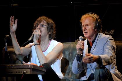 Charly García en 2006, con Andrew Oldham, el primer manager de los Rolling Stones y productor de su disco Kill Gil