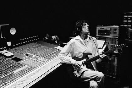 Charly García en el estudio