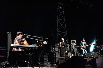 Charly García acompañado por su banda: el Zorrito Quintiero, Kiuge Hayashida, Carlos González, Antonio Silva y Rosario Ortega . 
