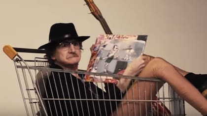 Charly García hizo gala de todo su histrionismo en la sesión de fotos promocionales de su nuevo disco, RANDOM