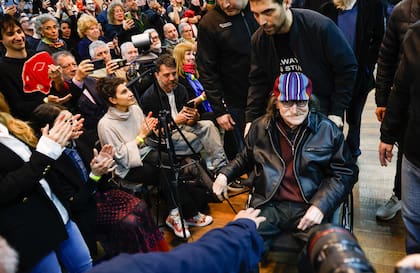 Charly García ovacionado, en el ingreso al Aula Magna de Filosofía y Letras de la UBA