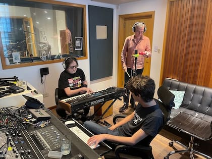 Charly García y Pedro Aznar en el estudio, junto al ingeniero de grabación Matías Sznaider