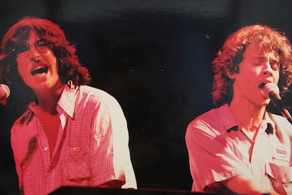 Charly García y Raúl Porchetto, en la presentación del álbum Metegol, en el estadio Obras