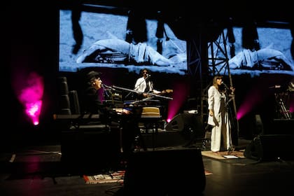 Tras casi un año de no tocar en un escenario porteño, el músico presentó junto a su sólida banda un recital potente y emotivo