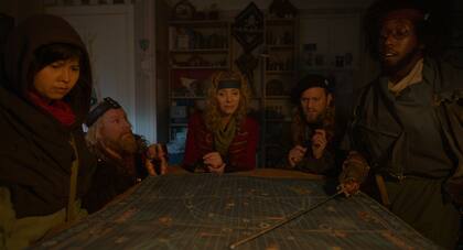 Charlyne Yi, Rune Temte, Lisa Kudrow, Tadhg Murphy y Roger Jean Nsengiyumva en Time Bandits, de Apple TV+