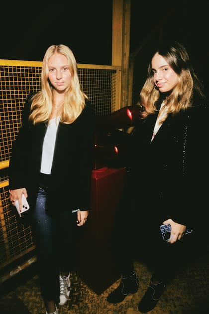 Charo, la hija de Andrés Calamaro y Julieta Cardinali (a la derecha de la foto), con una amiga.