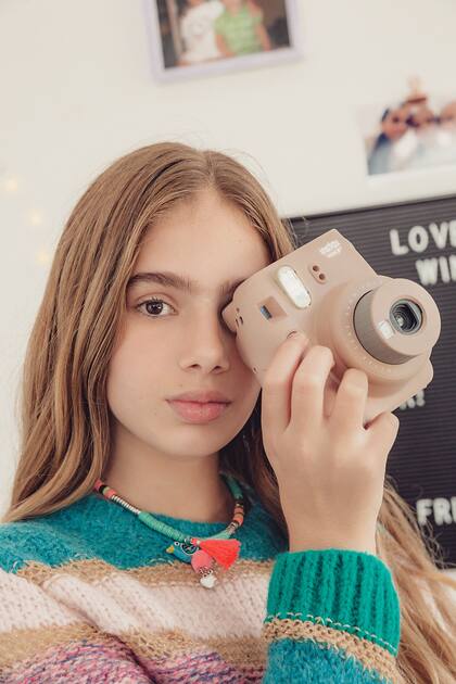 En compañía de su mamá, quien la alentaba desde el back, Charito, como la apodó su padre el día que nació, se mostró muy desinhibida a la hora de posar.