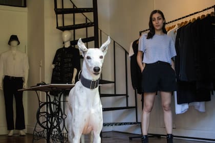 Charo y su humana la diseñadora de moda Andrea Urquizu tuvieron una conexión inmediata. Hoy son compañeras inseparables y hacen muchas actividades juntas. 