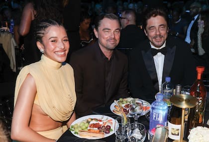 Chase Infiniti junto a Leonardo DiCaprio y Benicio del Toro en otra ceremonia de premiación