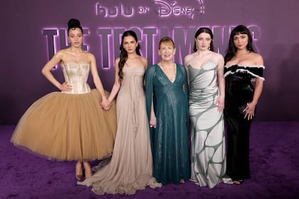 Chase Infiniti junto a sus compañeras Mattea Conforti, Ann Dowd, Lucy Halliday y Rowan Blanchard. Esta serie, basada en el libro de Margaret Atwood, narra la historia de la transición a la adultez de Agnes como miembro de la élite de Gilead