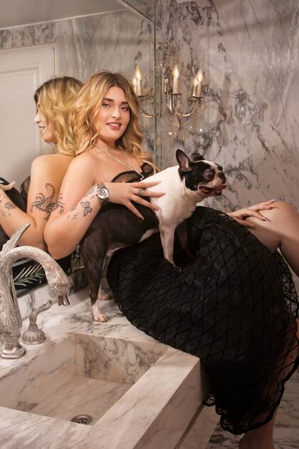 Chase, su bulldog francés, la sigue por la casa durante toda la producción y se cuela hasta en el baño.