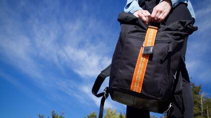 Chaski es la mochila que venden para financiar la construcción de un centro comunitario en Ecuador