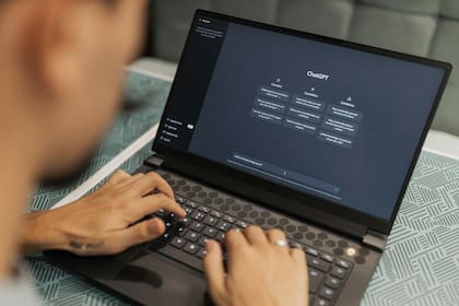 Chat GPT permite generar contenido automatizado y herramientas como GammaApp lo integran para crear presentaciones a partir de simples ideas