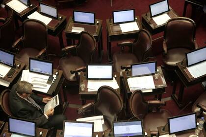 Recinto vacío y la fotocopia de una boleta de gas en las manos