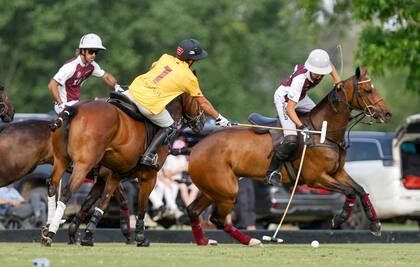 Chavanne maniobra frente a la marca de Facundo Llosa, con respaldo de Pieres; La Zeta-Kazak terminó invicto en su zona y le quitó esa condición a La Aguada.