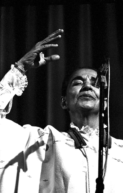 Chavela Vargas, quien llevó "La Llorona" a muchas audiencias fuera de México, en una presentación en Madrid en 1973