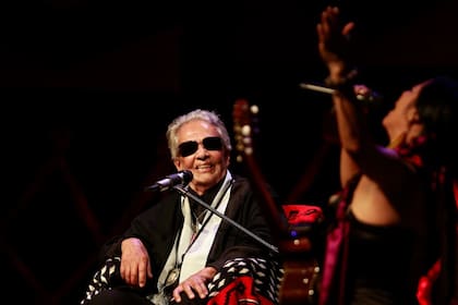 Chavela Vargas viendo a Lila Downs quien cantaba en un concierto que se organizó en su honor, en abril de 2009, cuando cumplió 90 años