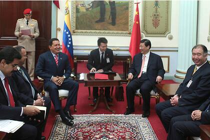 Chávez con Xi Jinping, entonces vicepresidente, en un encuentro en Miraflores en 2009; a la izquierda se lo puede ver a Nicolás Maduro