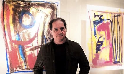 Chávez, delante de los bocetos de la exhibición