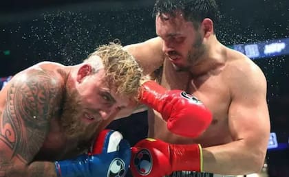 Chávez durante su pelea estelar televisada frente al youtuber y boxeador Jake Paul en Anaheim, California, el 28 de junio