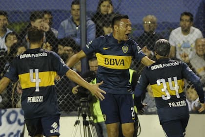 Chvez festeja su gol; se suman Peruzzi y Palacios