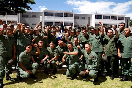 Chávez se tomó una fotografía un grupo de cadetes de la Academia Militar