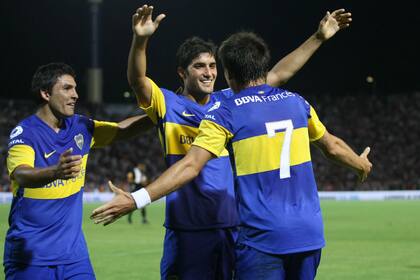 Chávez y Blandi, van a saludar a Mouche, el autor del único gol del partido