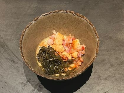 Chawanmushi, una clásica crema de huevo salada japonesa que se cuece al vapor, en Musgo.