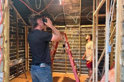 Chay y su hermano trabajaron a la par para transformar el viejo cobertizo en una tiny house de lujo