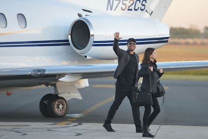 Chayanne llegó hoy al aeropuerto de San Fernando y fue recibido por sus fans