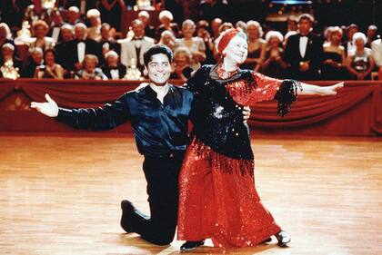 Chayanne y Joan Plowright en la película Baila Conmigo