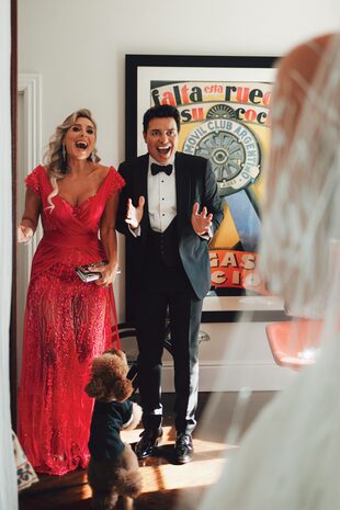 Chayanne y su mujer, Marilisa Maronesse (hermana de Anna, la madre de la novia), emocionados al ver a Lele.