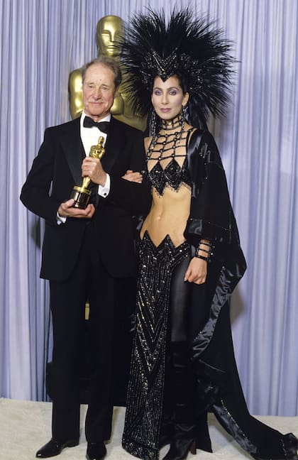 Definitivamente Cher logró su objetivo de llamar la atención en la entrega de los Oscar 1986