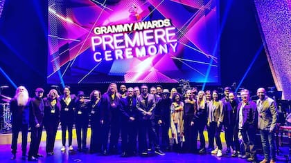 Cheche Alara y la orquesta que se encarga de la musicalización de los Grammy