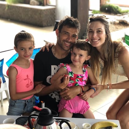 Chechu Bonelli con Darío Cvitanich y sus dos hijas en común