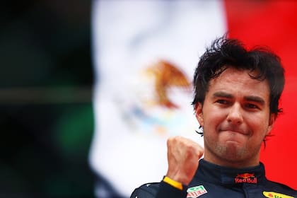 Checo Pérez subió a lo más alto del podio de la F1 por tercera vez en su carrera y ahora es el piloto mexicano más ganador de la historia.