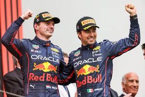 Checo Pérez afirmó que es muy difícil tener a Verstappen como compañero y se refirió a las presiones que soporta