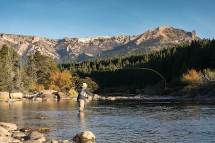 La estancia se encuentra a la vera del río Traful, uno de los mejores del mundo para pescar con mosca.