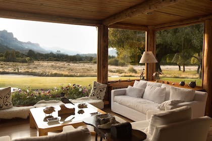 El living de Arroyo Verde tiene muy amplios ventanales con vista a la cordillera.
