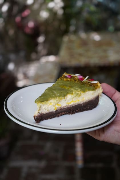 Cheesecake de base crocante con crema de pistacho en Malvón