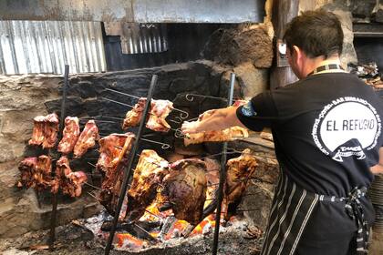 El Refugio ofrece asado a la estaca, entre otras carnes