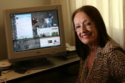 Chela Garay de Paré junto a su computadora, que utiliza para leer diarios y conversar con sus familiares mediante Skype