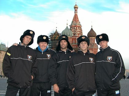 Chela, Gattiker (capitán), Arnold Ker, Gaudio y Nalbandian, a metros de la Catedral de San Basilio, en la Plaza Roja de Moscú, antes de las semifinales de la Copa Davis 2002