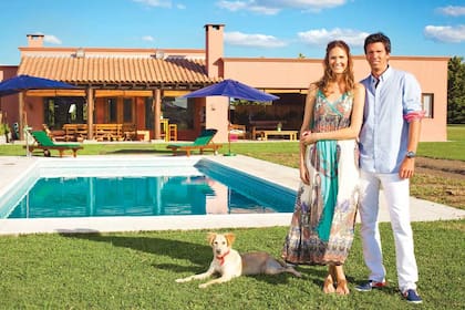 Chela y Alonso, acompañados por el tercero de la casa, Hércules