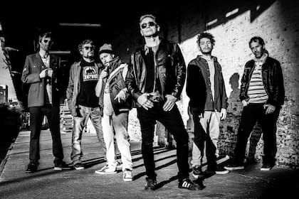 La banda nació a fines de los 80 como La Zimbabwe Reggae Band y en su formación original se encontraba Afo Verde, quien luego desarrolló una fructífera carrera como ejecutivo discográfico