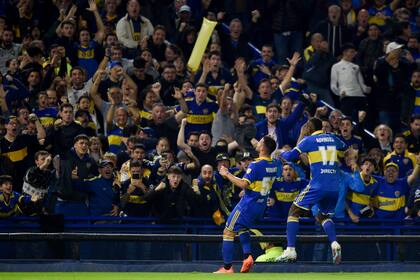 Chelo Weigandt festeja su golazo, tan bonito como importante: la volea terminó al lado de un palo y otorgó a Boca el pase a los playoffs de la Copa.