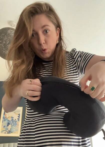 Chelsea Dickenson explicó cómo utiliza su almohada de mano para almacenar el equipaje para su vuelo