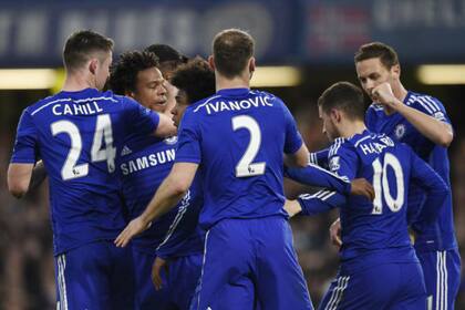 Chelsea le ganó a Leicester y acaricia el título