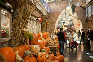 Chelsea Market es una gran opción para comer rico y hacer compras en sus bazares o tiendas de delicatessen